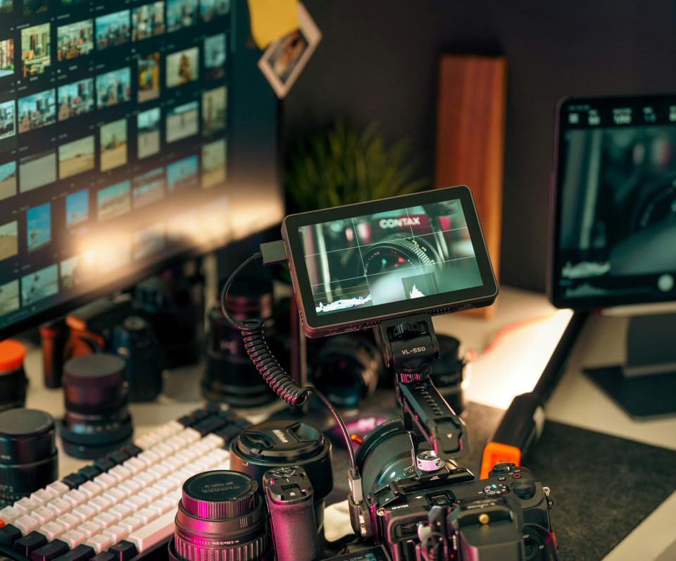 Videobearbeitungs Setup Monitor Kameraobjektive Desktop Arbeitsbereich